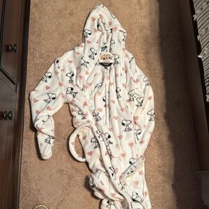 NWT Peanuts bathrobe, size XL. Hooded with belt.